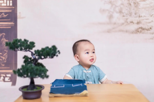 长岭怀孕肚子中间凹两边凸